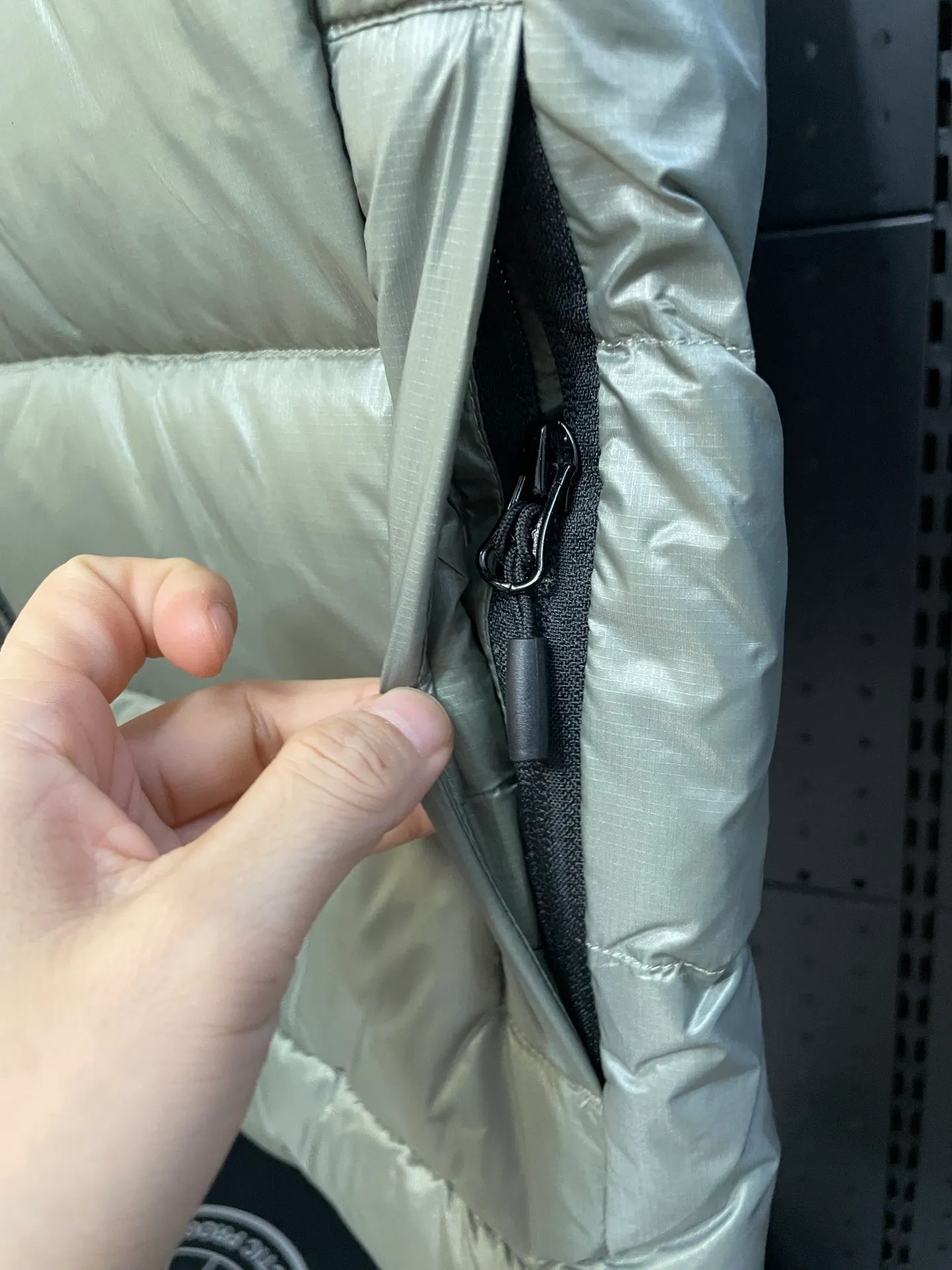P560 Canadian brand CanadaGoose men's and women's CROFTON lightweight down vest 2229M DWR water-repellent treatment WindWall windproof fabric 700 fleece filling original mold opening details one to one production The upper body effect is stunning Exclusively available on the Xiaohongshu purchasing platform The highest version on the market Size: XS S M L XL XXL